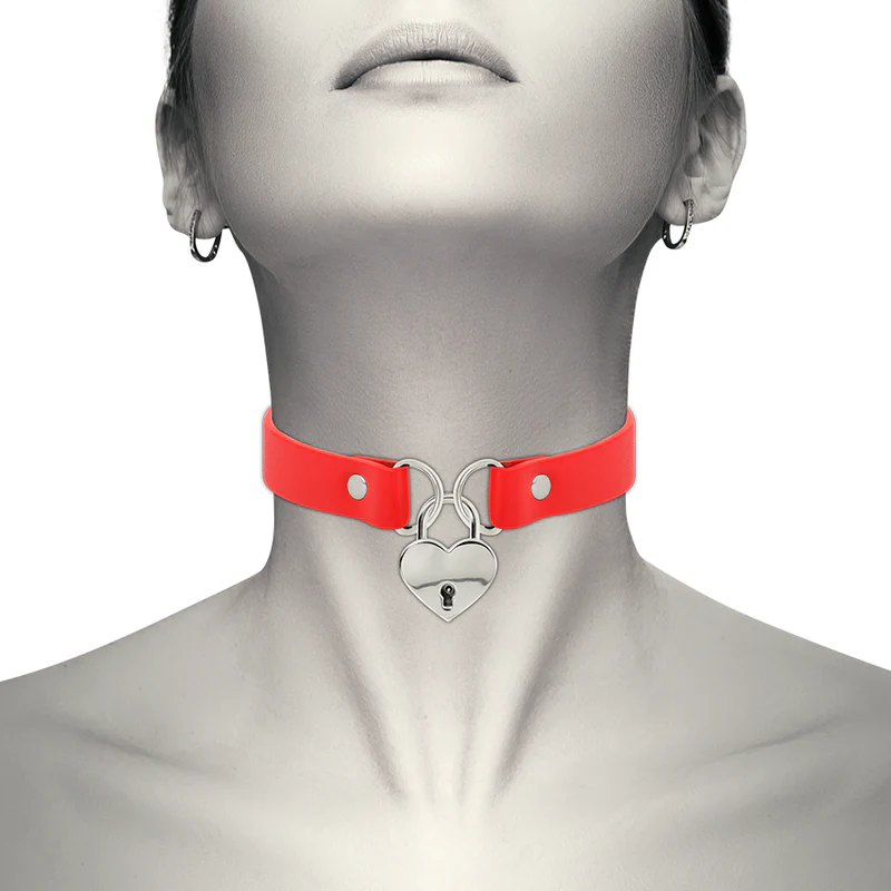 COQUETTE CHIC DESIRE - COLAR DE COURO VEGANO VERMELHO COM ACESSÓRIO DE CORAO COM CHAVE - Image 2