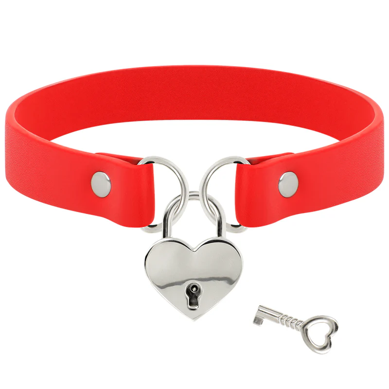 COQUETTE CHIC DESIRE - COLAR DE COURO VEGANO VERMELHO COM ACESSÓRIO DE CORAO COM CHAVE - Image 3